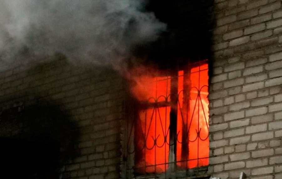 В Костроме жители не смогли покинуть загоревшуюся квартиру