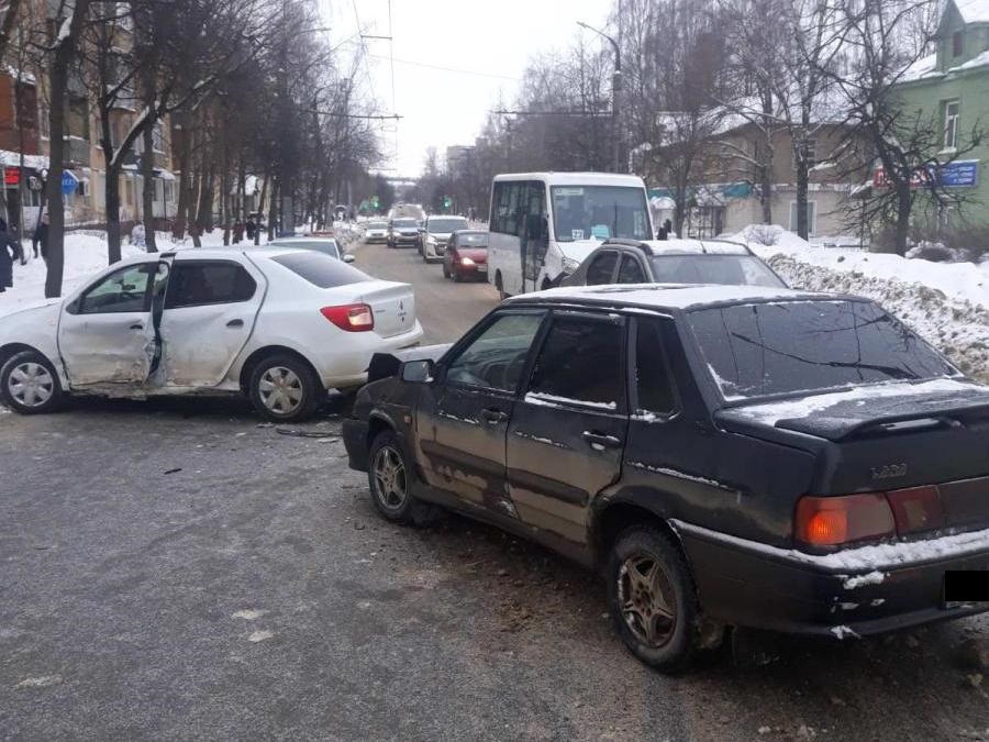 Неуступчивые водители спровоцировали два ДТП на территории Костромы