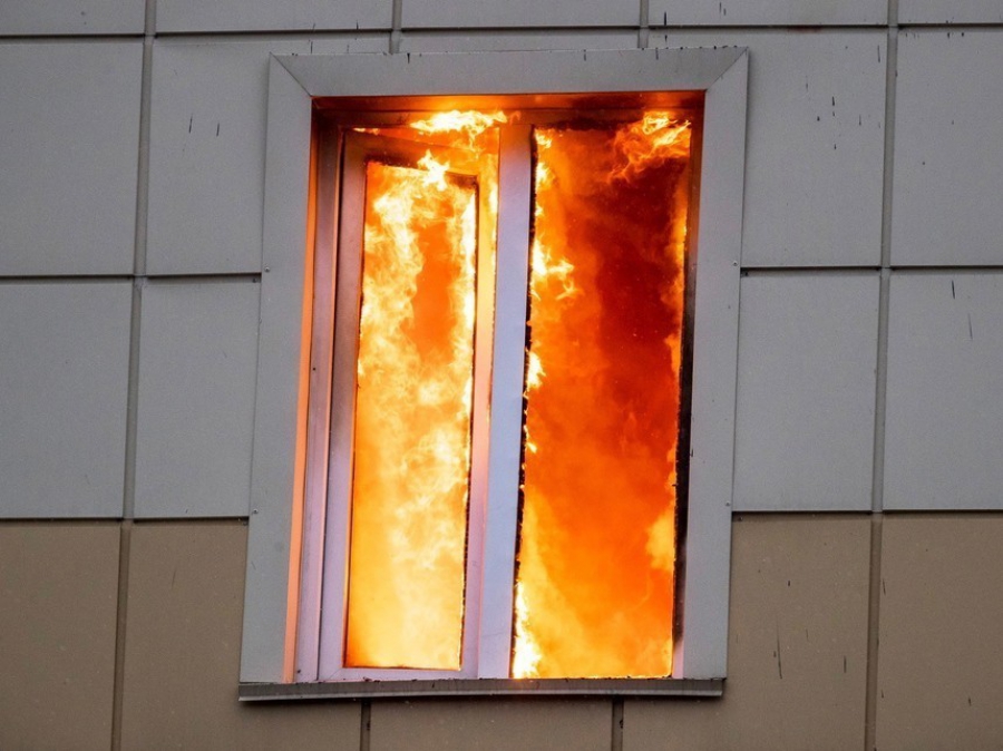 60 человек эвакуировали из загоревшегося дома в Костроме