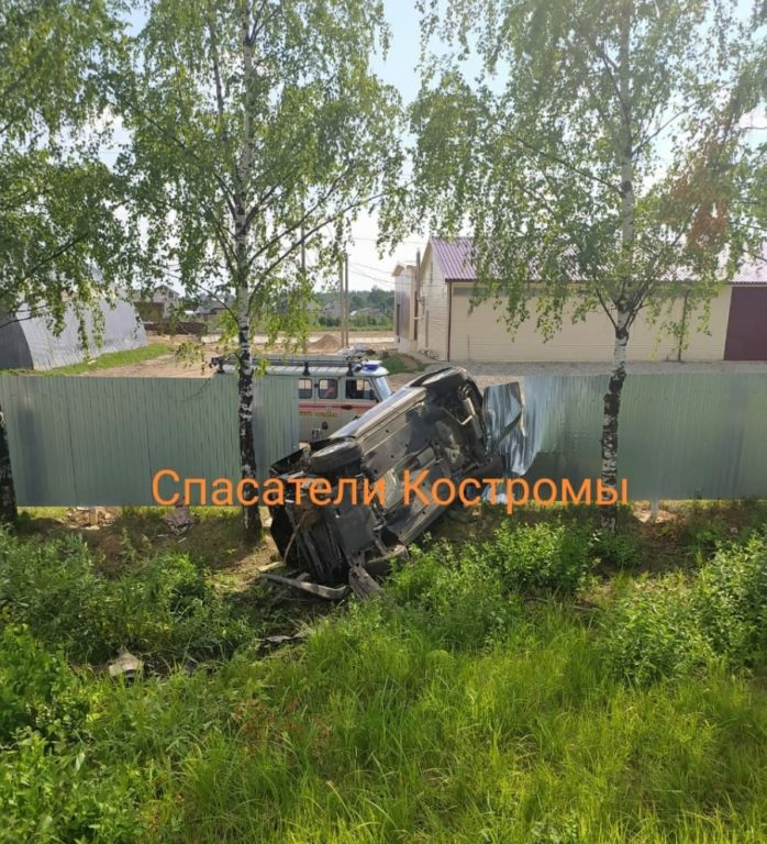Под Костромой опрокинулся автомобиль (ФОТО)