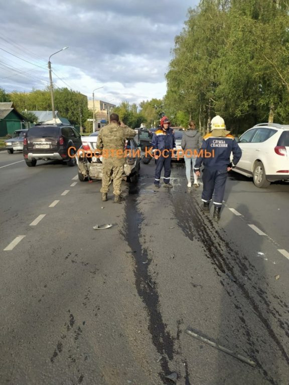 В Костроме с последствиями ДТП пришлось справляться спасателям (ФОТО)