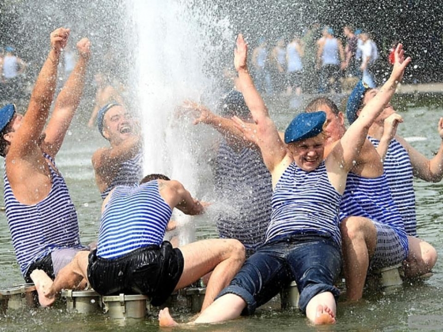 Костромских десантников попросили не купаться в городских фонтанах