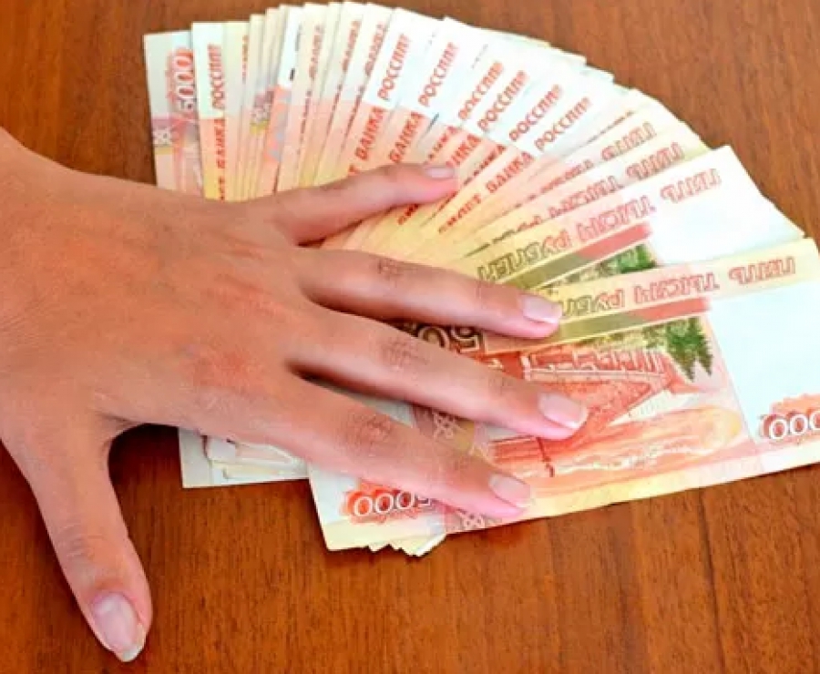 Зарплата 40000 рублей. Деньги в женских руках. 50 Тысяч рублей в руках. 50 Тысяч рублей на столе. 60 Тысяч рублей в руках.