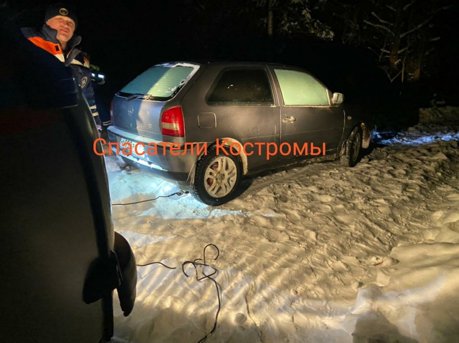 В Костромской области водитель слетел с трассы и рисковал замерзнуть в кювете