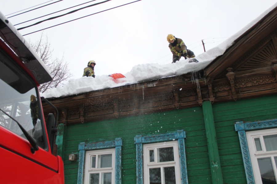 Костромские пожарные взяли в руки лопаты вместо огнетушителей