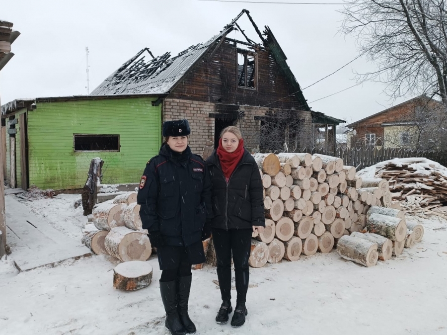 Две отважные костромские девушки-полицейские спасли из пожара целую семью