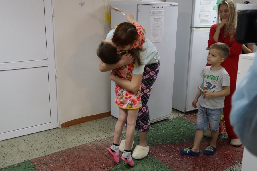 Костромские волонтёры порадовали больных детей сладостями