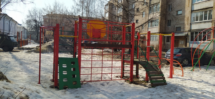В Костроме проверяют безопасность детских площадок