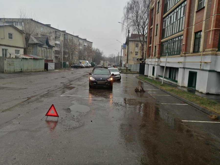 В Костроме автомобиль наехал на коляску с двухлетним ребёнком