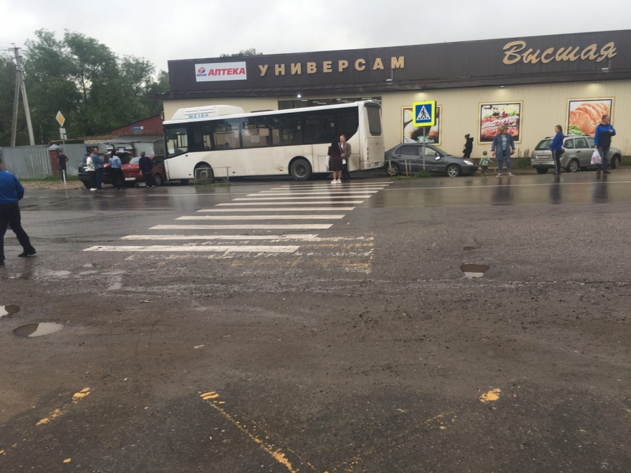 В Костроме автобус без тормозов и без водителя едва не сбил людей у магазина