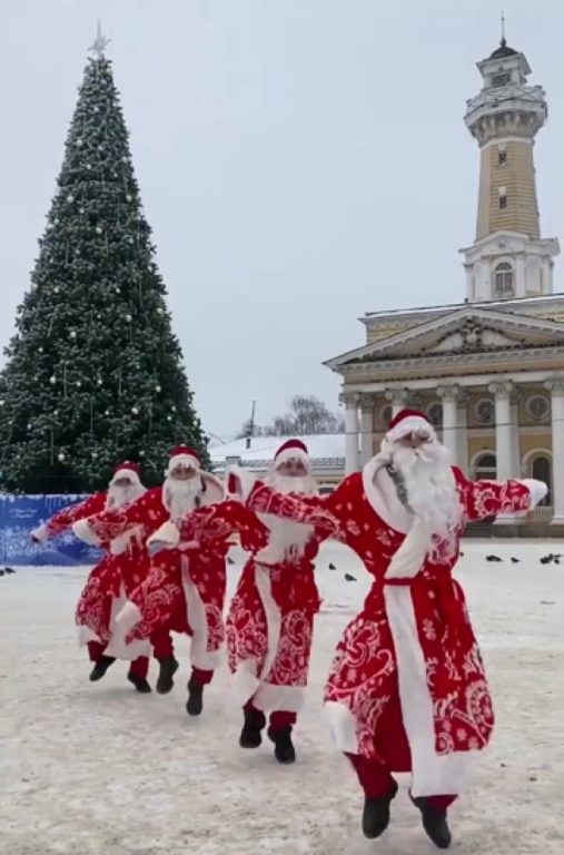 Четыре энергичных Деда Мороза исполнили бодрый танец под главной ёлкой Костромы (ВИДЕО)