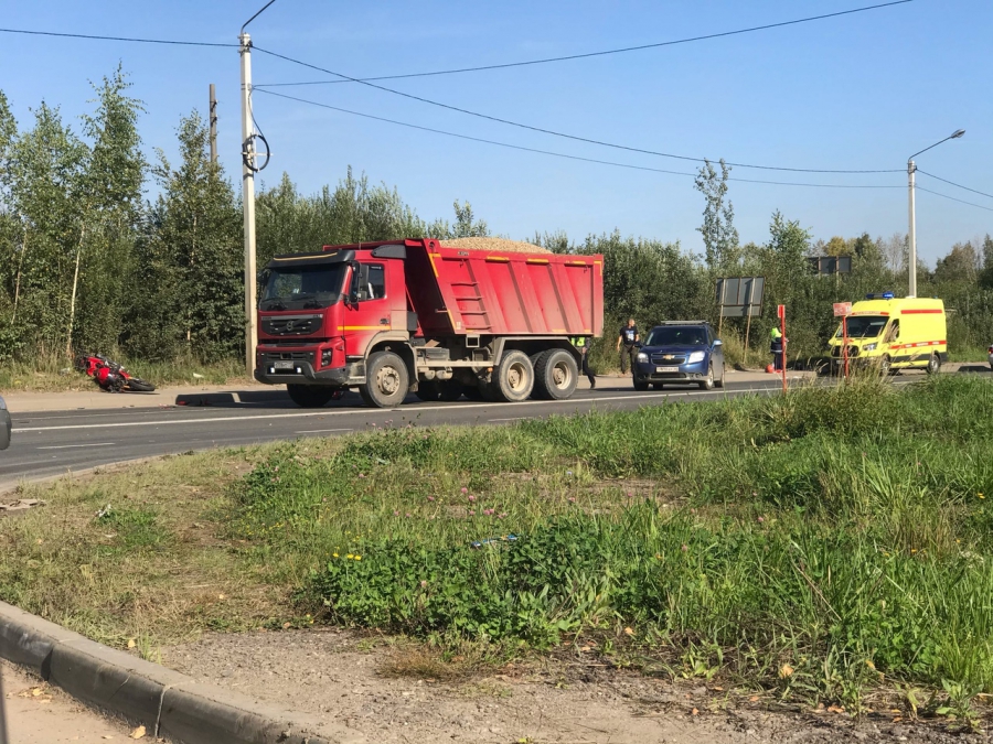 Мотоциклиста из Костромы увезли с места ДТП на реанимобиле