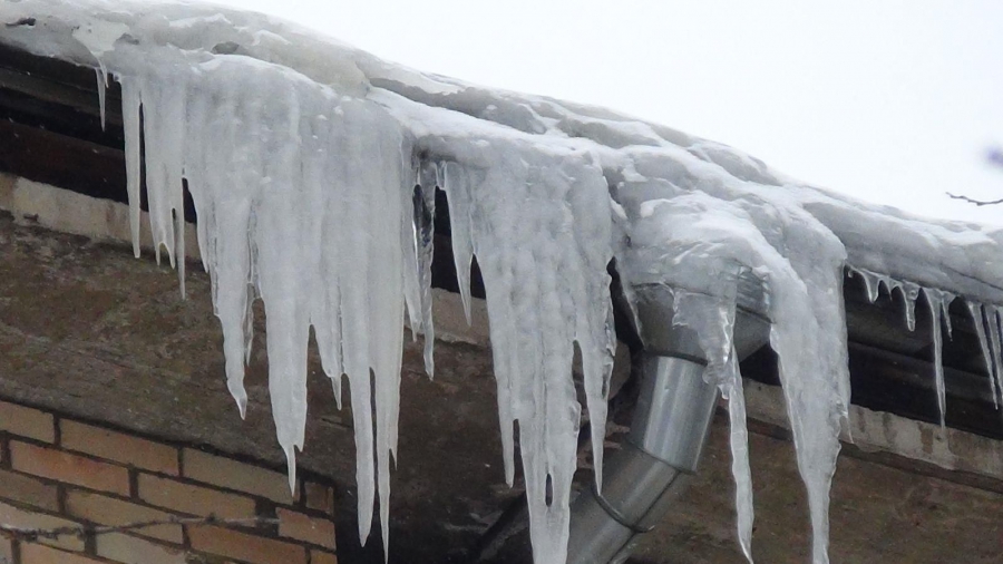 В Костроме за день работы «горячей линии» по уборке снега с крыш специалисты проверили 20 адресов
