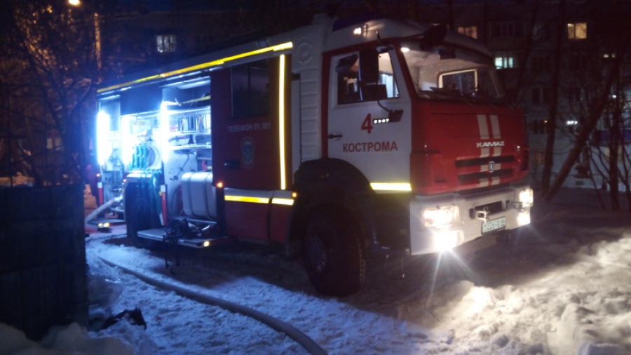 Пожарные оперативно ликвидировали возгорание на территории школы в Костроме