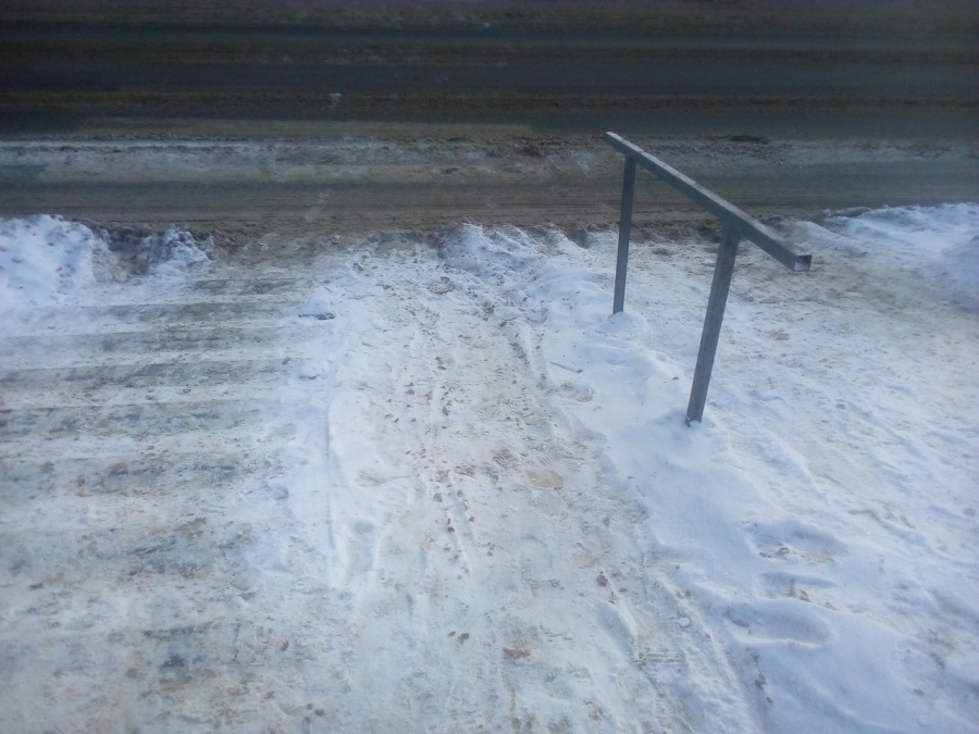 В Костроме пешеходы рискуют скатиться с лестницы прямо под колеса автомобилей