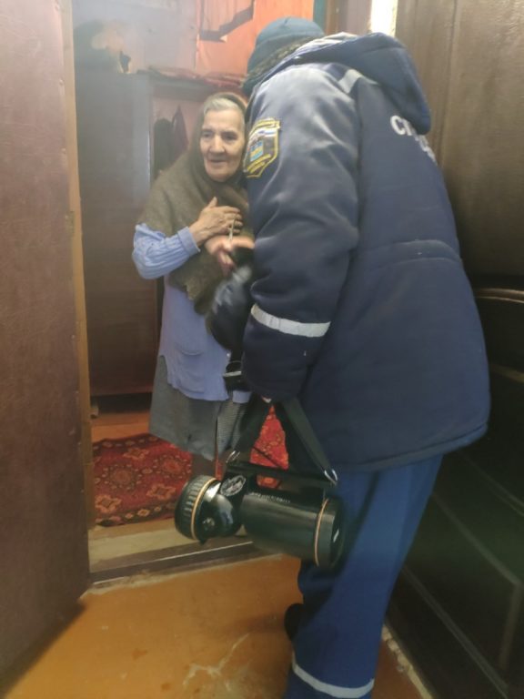 В Костроме спасатели вызволили бабушку из квартирного плена