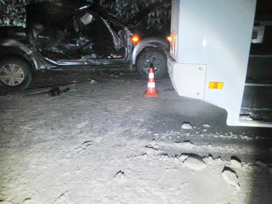 Двое пострадали: в Костромской области две легковушки столкнулись с пассажирским автобусом (ФОТО)
