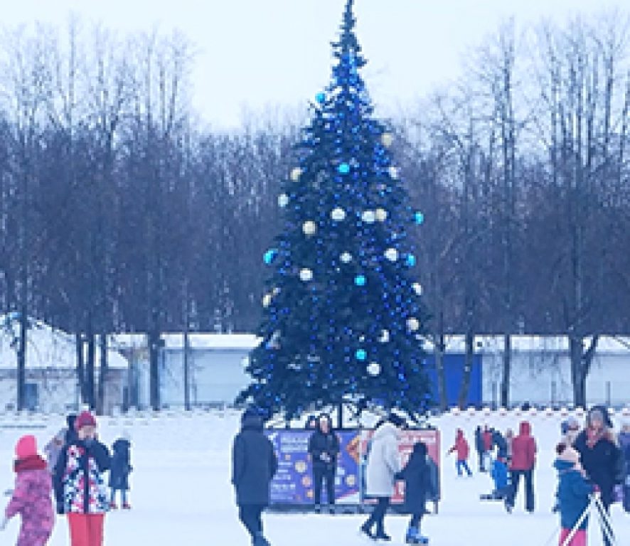 Танцы на льду: в Костроме открылся самый большой в городе каток