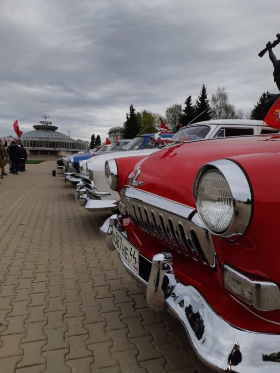Костромской клуб любителей ретро-автомобилей отметил День Победы автопробегом