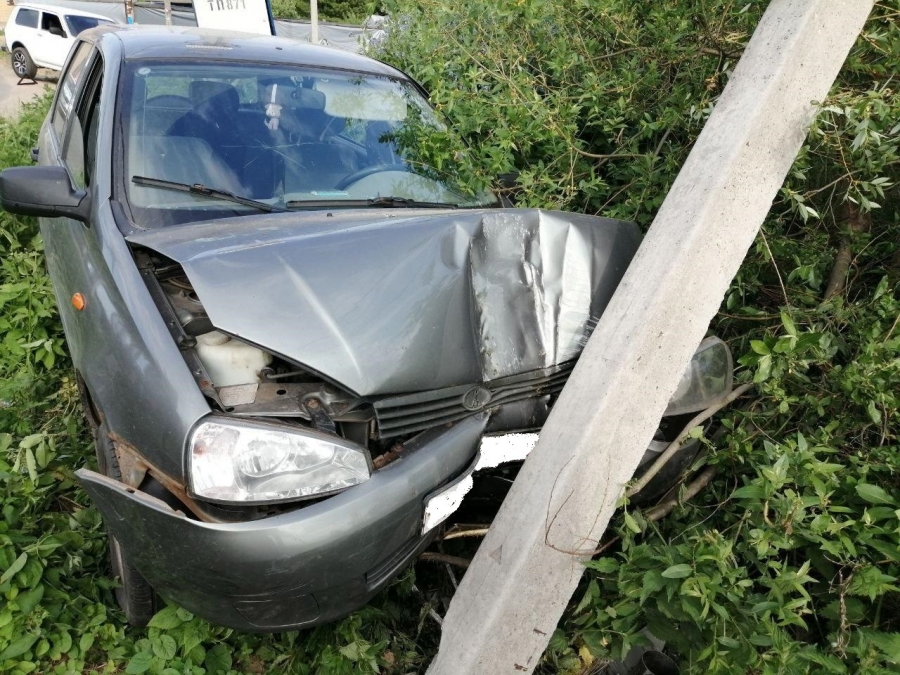 В Костроме 20-летняя автоледи с двумя подругами в машине врезалась в опору ЛЭП