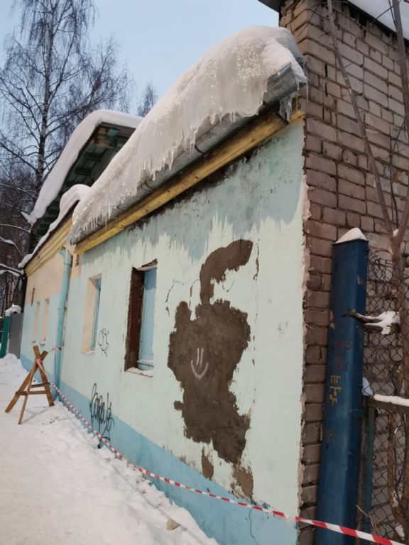 Костромичи жалуются на огромные глыбы льда на крыше детского сада (ФОТО)
