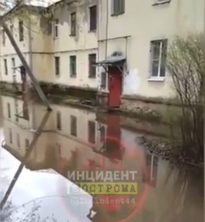 Жители Костромы жалуются на стихийное море у подъездов (ВИДЕО)