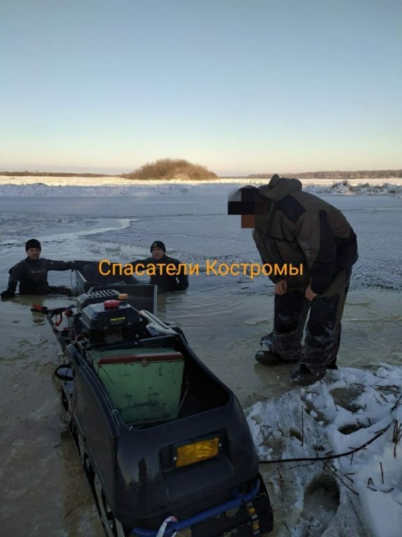 На костромском море провалились под лед три рыбака на мотобуксировщике