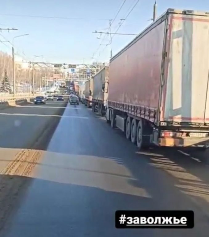 Костромичи жалуются на огромные пробки из-за ремонта двух мостов (ФОТО)