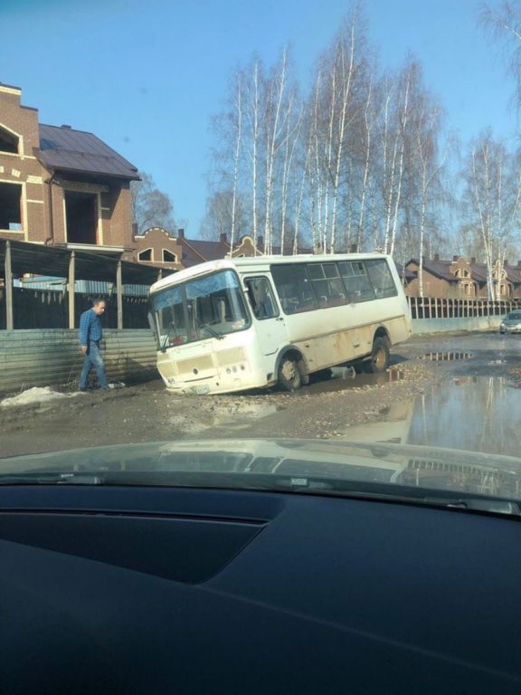 В Костроме автобус успел занырнуть в яму до установки ограждений