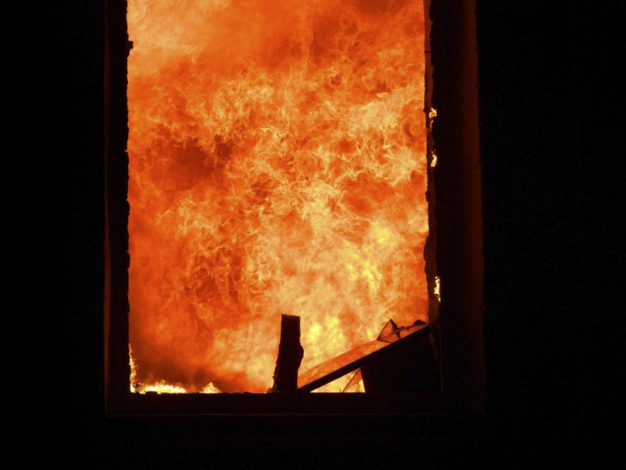 В Костроме на Речном проезде сгорел жилой дом (ВИДЕО)