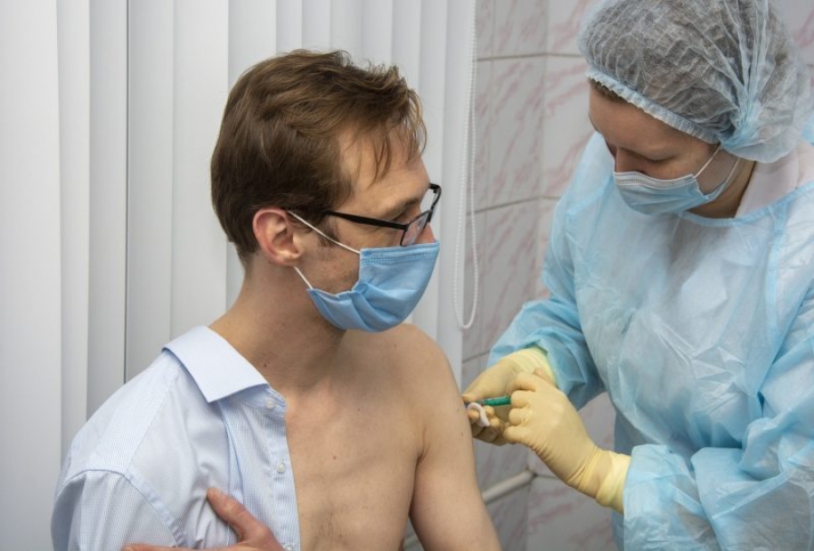 Директор костромского депздрава признал, что вакцинация не гарантирует защиту от коронавируса