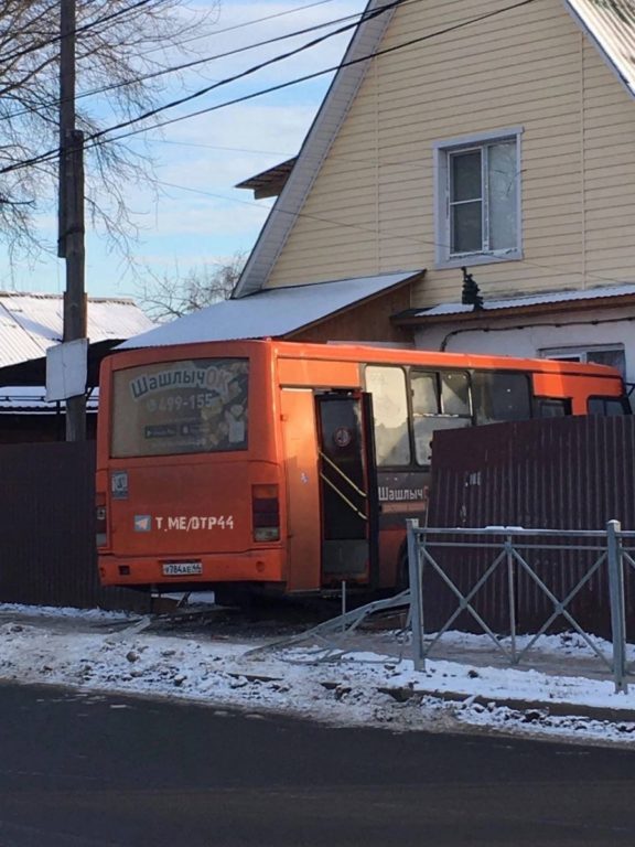 В Костроме пассажирский автобус протаранил жилой дом, пострадал несовершеннолетний