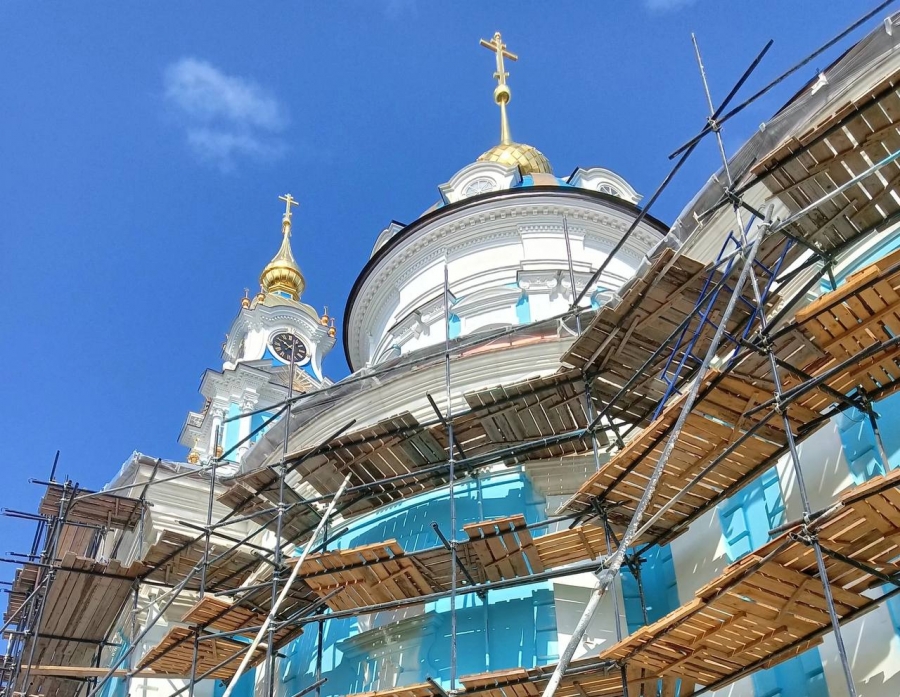 В Костромском кремле приступили к росписи под куполом храма