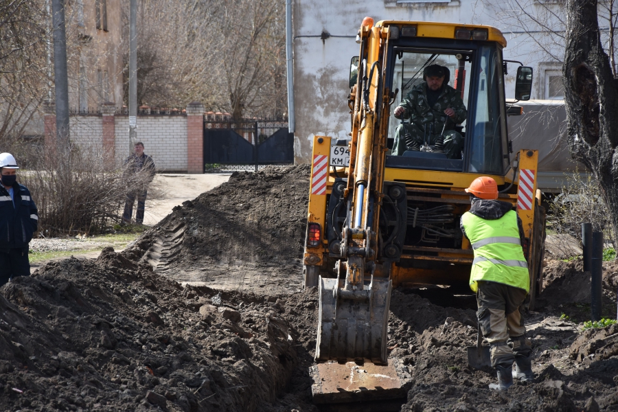 Рабочие пытаются восстановить горячее водоснабжение в костромских домах