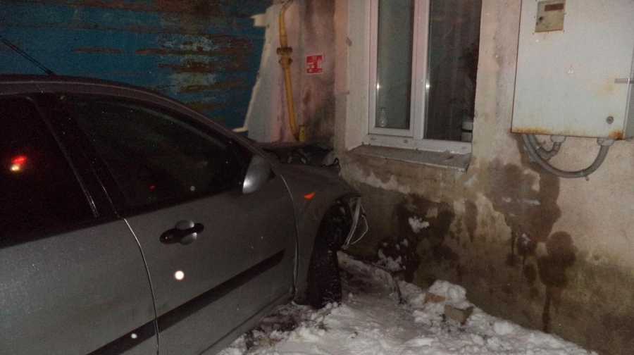 Пьяный водитель «Форда» въехал в стену жилого дома в Костроме