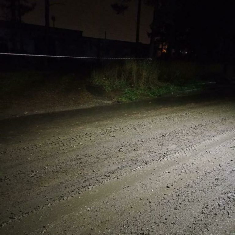В костромском парке «Берендеевка» асфальтированная дорога пропала под слоем грязи