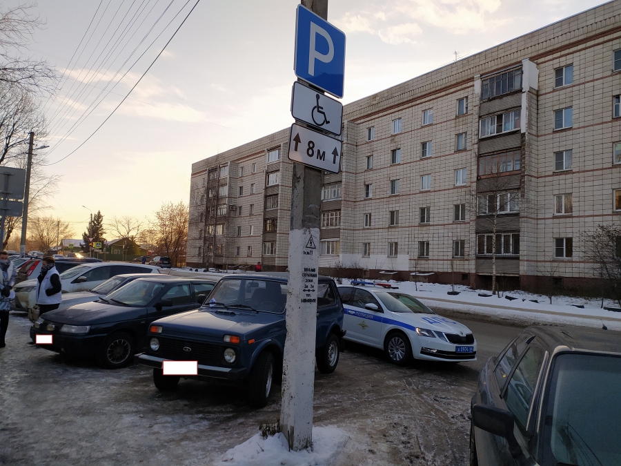 Костромские водители без опасений занимают парковки для инвалидов, так как не знают, что это