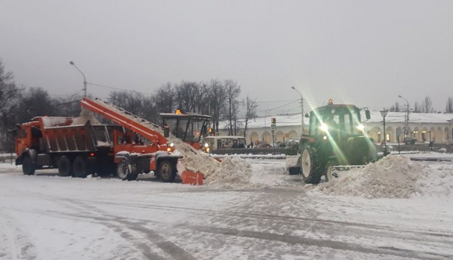 Власти утверждают, что снегоуборочная техника работает на костромских улицах круглые сутки