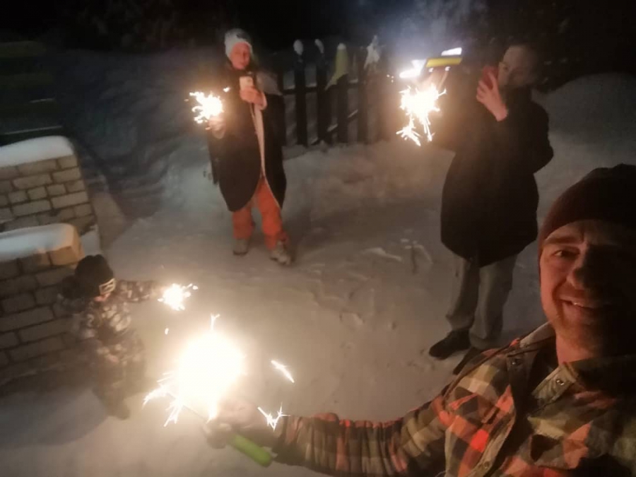 Костромские дворы осветили десятками огней: горожане вышли на необычную акцию протеста
