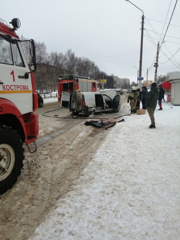 В Костроме рядом с остановкой общественного транспорта вспыхнул автомобиль