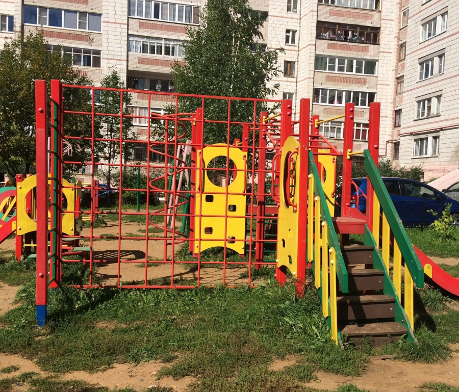 В костромских дворах кладут новый асфальт и устанавливают детские площадки