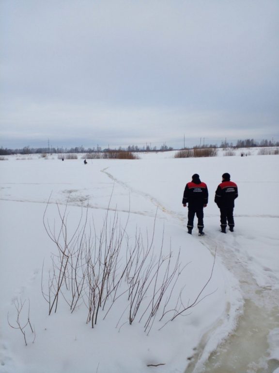 Костромские спасатели опасаются за любителей зимней рыбалки: лёд на местных водоёмах значительно ослаб