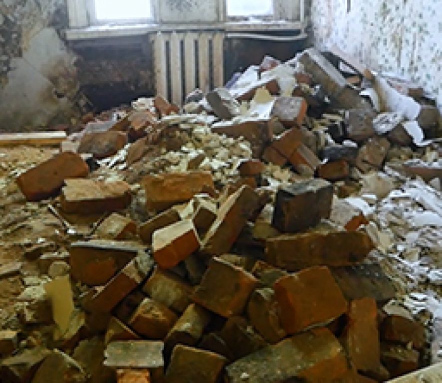 Опасно для жизни!: жители разрушающегося дома боятся проснуться под завалами