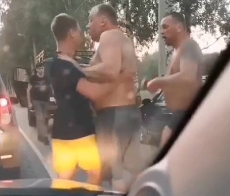 Крутые разборки: шесть костромских водителей устроили драку на дороге