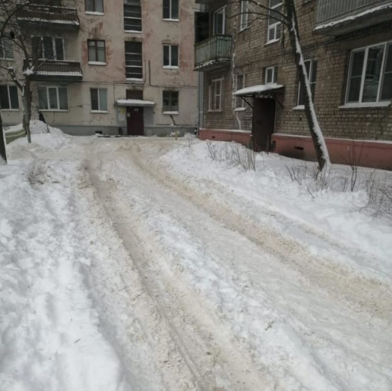 Автомобили во дворах мешают костромским коммунальщикам убирать снег