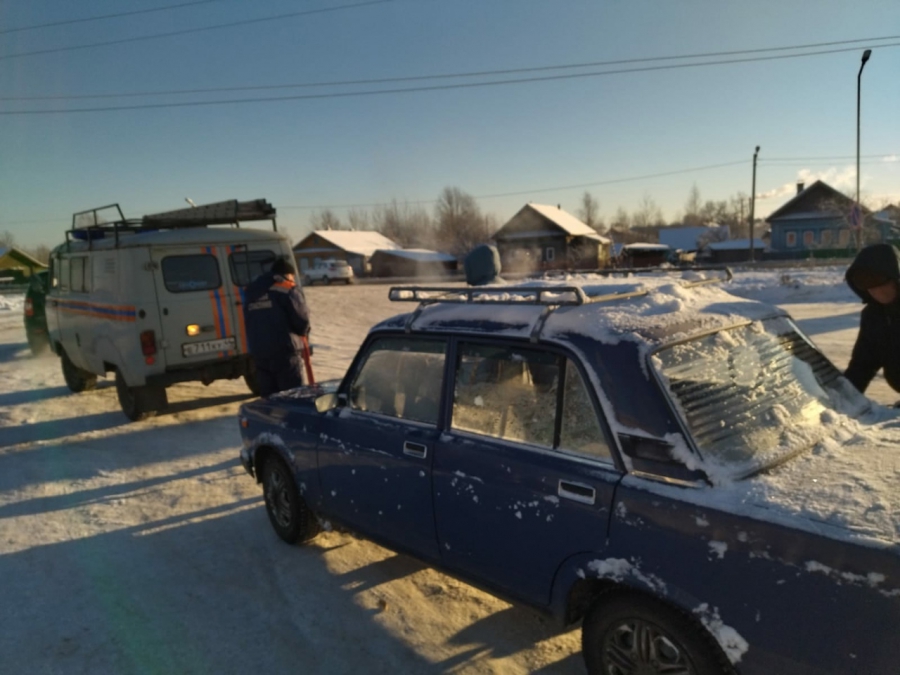 Костромские спасатели не дали замерзнуть водителю сломавшейся на трассе легковушки
