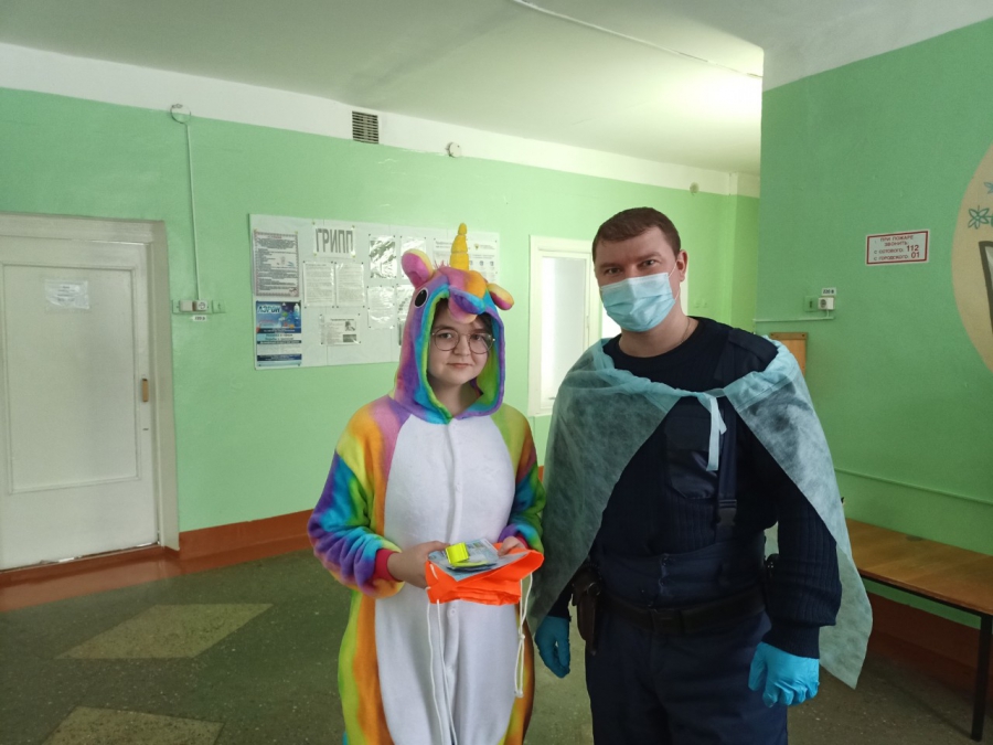 Инспектор ДПС из Мантурово навестил спасенную девочку в больнице