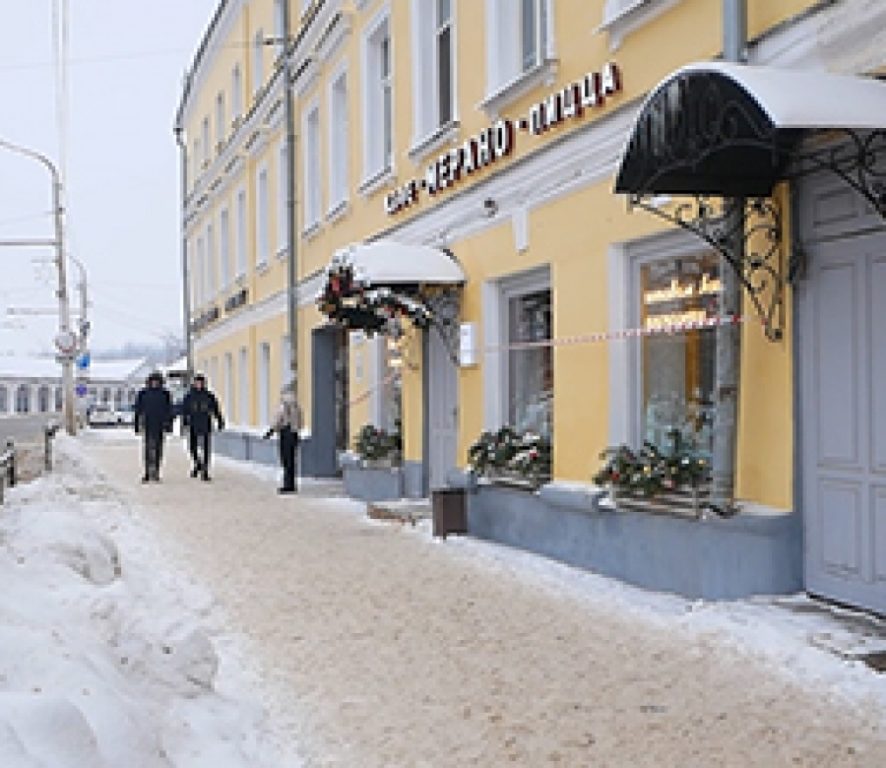 Ты сюда не ходи: снег и сосульки на крышах в центре Костромы не только угрожают жизни людей но и приносят колоссальные убытки бизнесу