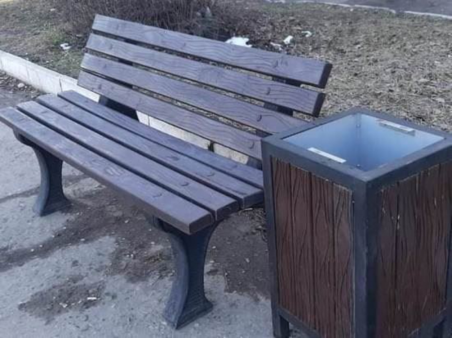 В Костроме начали делать скамейки из пластиковых пакетов