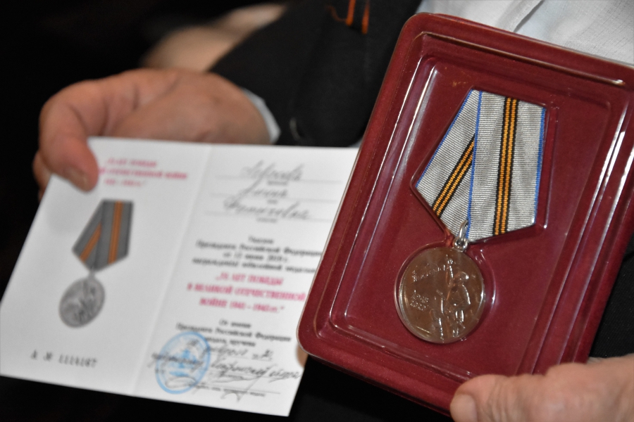 Не все ветераны успели получить медали торжественно